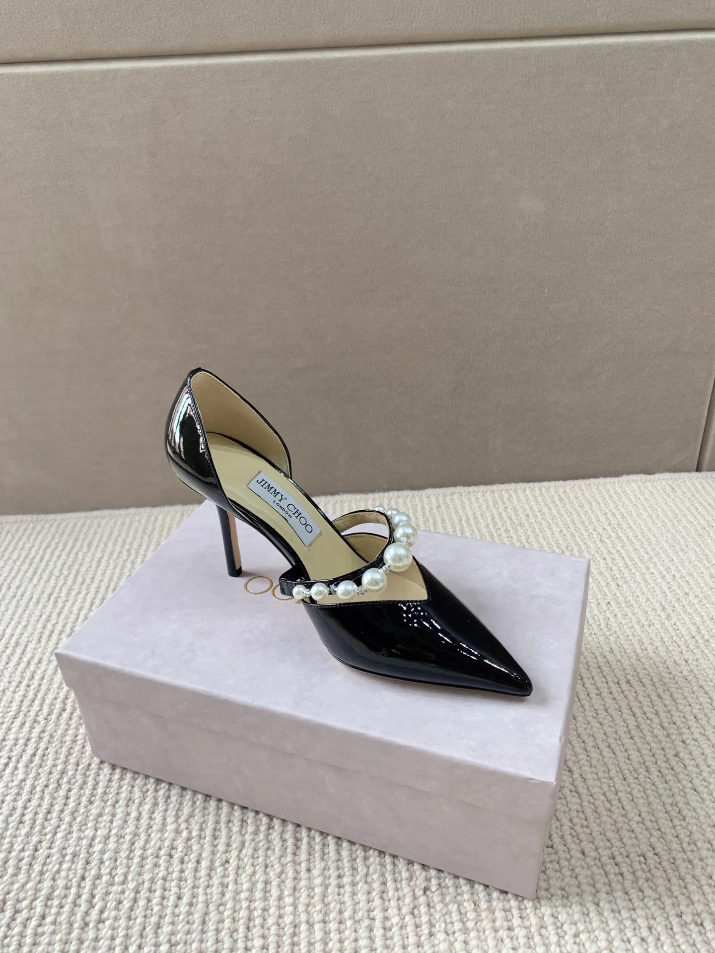 👟👟 Women's Shoes Women's Clothing Women's Shoes Women's Clothing 👟👟Ex-factory price 520👟👟 Women's Shoes Women's Clothing Women's Shoes Women's Clothing JIMMYCHOO AURELI series of high heels!  Original cover last, counter quality, exquisite and eye-catching shoe shape, pointed toe with stiletto heel. Shiny ✨ single arch strap decorated with white pearls, attached to the instep, versatile fashion matching skills. ▪️Cow patent leather ▪️Pearl crystal decoration ▪️Hollow shoe body ▪️Arch strap ▪Heel height 6.5cm 8.5cm ▪️Italian leather outsole